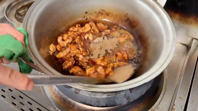 兰州美食大盘鸡，三黄鸡38元一斤12口锅现炒现卖，灵魂是粉条子
