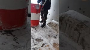 Загрузка 200 литровой бочки с маслом отработкой