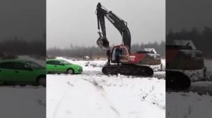 Разбил экскаватором автомобиль#разборка на дороге с эксваторщиком