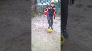 Сбиваем бутылки футбольным мячом !!!