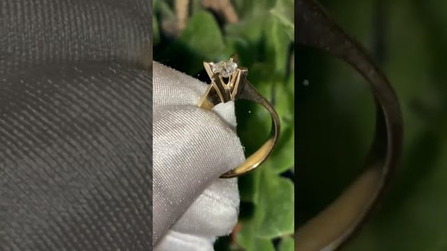 Золотое кольцо 💍 с бриллиантом💎,размер бриллианта 4.4мм. Цена 50 тыс смотреть онлайн