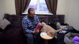 Отца пенсионера отправили к добрым людям из дома А с мамой сами кушаем продукты из его холодильника