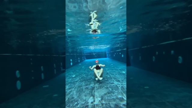 🏊♀️КАК НЕ ВСПЛЫВАТЬ? Кто знает? #плавание #плаванье #открытаявода смотреть онлайн