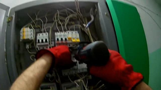 реле напряжения в общедомовой щит.