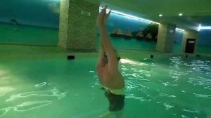 Плавание. Ноги кроль на спине в воде.