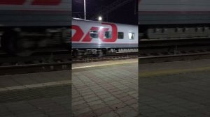 Электровоз 2эс4к-115 с пассажирским поездом номер 306 Сухум-Москва прибывает на станцию Туапсе