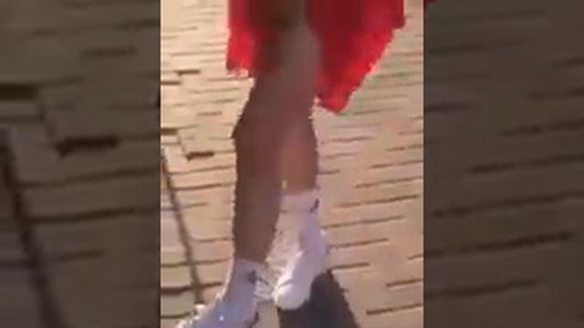 Девушка танцует в красном платье, Красиво, но не очень. смотреть онлайн