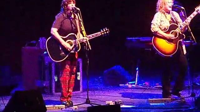 Indigo Girls sing Become You Chastain Park Amphitheater Atlanta, GA 09-19-09 смотреть онлайн