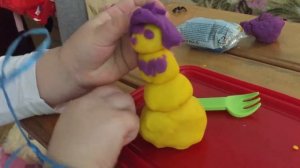 Лепим снеговика с пластилина. Играем.