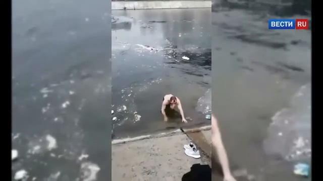 Астраханец забрался в ледяную воду ради спасения собаки. смотреть онлайн