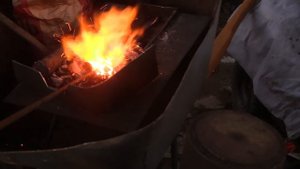 Самодельный кузнечный мини горн. Ковка кочерги.