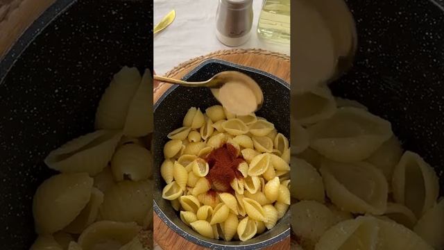 ❗️В сети хайпят чипсы-макароны   Рецепт прост: смешиваем варёные макароны с приправами и отправляем
