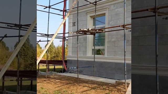 Облицовка фасада натуральным камнем известняк серый