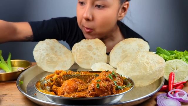 🔥COOKING & EATING LUCHI, ALOO'R DUM, BHOOTJOLOKIA, SALAD | NIRAMISH BENGALI ALOO'R DUM RECIPE🔥 ASMR смотреть онлайн