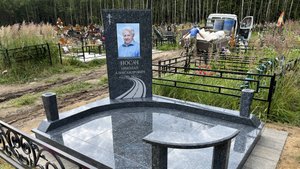 Мемориальный комплекс мужчине из гранита Блю-Перл