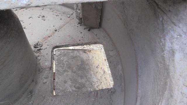Принудительный горизонтальный бетоносмеситель. Доработка люка выгрузки и запирающего устройства.