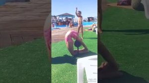 Гимнастка в бассейне