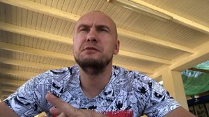 Бомжиха спела в метро.