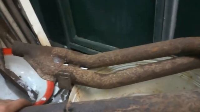Достали старые детали поставил новые штаны на ЗМЗ 406. Ремонт выхлопной системы на Газеле.