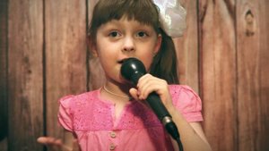 Пони девочек катает