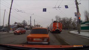 В Абакане не уступили дорогу пожарным, спешащим тушить промышленное строение