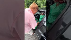 В Одессе копы остановили мужика и попросили показать документы. Выяснилось что он спрятал их в паке