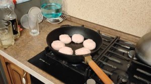 Жаряться котлеты на сковороде