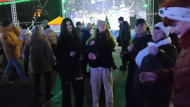 Гулянье на пл.Ленина продолжается...🎄🕺💃☃️🎄2.01.2023года.