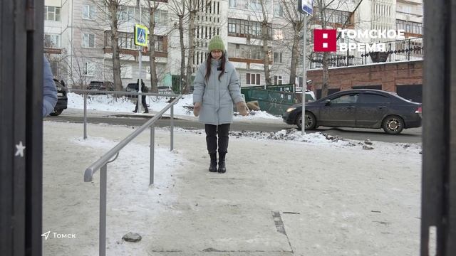 Коммунальщики не справляются с уборкой тротуаров и лестниц