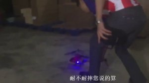 Радиоуправляемый вертолет с дистанционным управлением.