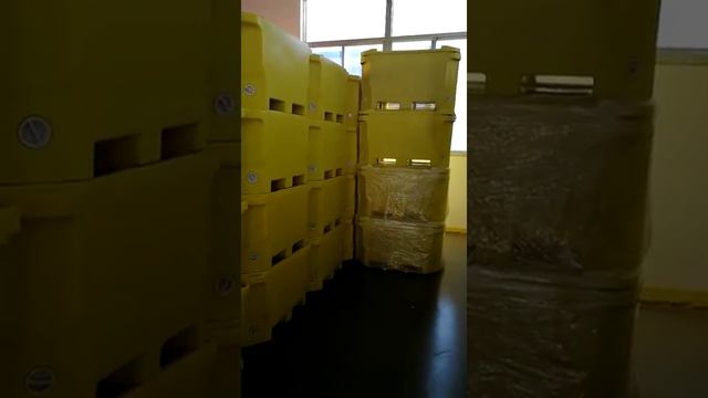 ROTA 300L rotomold plastic insulated bins for fish and fidhery and food processing