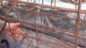 Арматурный каркас. Вязка арматуры клещами.
