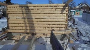 Установка последнего венца сруба бани
