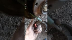 Устраняет бряканье задних колодок!!!!!