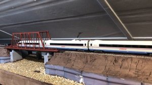 Piko Сапсан с развернутым дроссельным (трансформаторным) вагоном