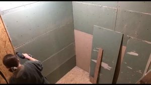 Вы не поверите, что она сделала с этими стенами! Гипсокартон в руках девушки – это нечто!