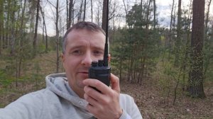 Рации DMR TYTECH 5508 в лесу с длинными антеннами