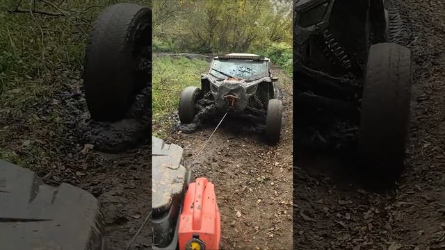 Багги выбирается из грязи #atv #brp #maverick смотреть онлайн