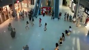 Флеш моб в торговом центре. Предложение руки и сердца (любительская съемка)