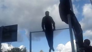 Замок с переворотом на турнике