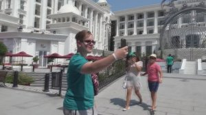 ВЛОГ Алиса хочет КУПАТЬСЯ !!! Идем в парк развлечений The Land of Legends