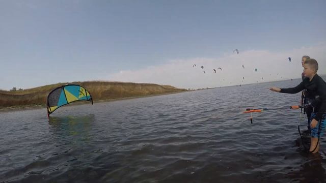 Школа кайтсерфинга RUSSIAN-WIND в Анапе. Кайт ученики Юрий, Влад, Максим и Аня