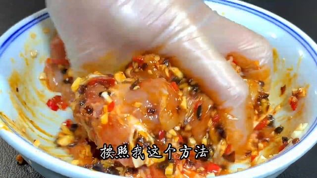 把雞腿放到蒸鍋蒸一蒸，出鍋以後肉質鮮嫩好吃又下飯，民間高手【阿朝哥美食 】#雞腿 #雞腿做法