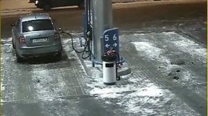 Решил подсветить зажигалкой бензобак...