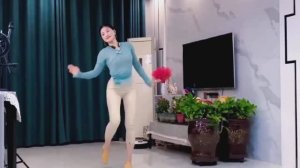 Xiaoqing (Цинцин) - исполняет шаффл танец. Музыка - Umar Keyn.