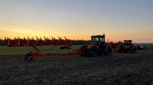 Полунавесной оборотный плуг UNLU 7+1 в  работе.