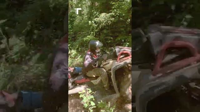 Выпрыгиваем из оврага на квадроциклах #квадроциклы #atv #aodes смотреть онлайн