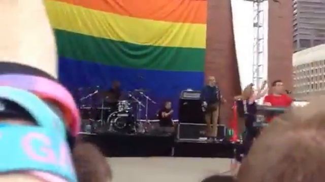 Brokenhearted Live- Karmin смотреть онлайн