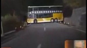 Фантастический разворот автобуса на мосту