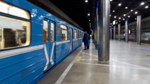 Электропоезд 81-717/714 (2-0-2) на станции «Гагаринская»